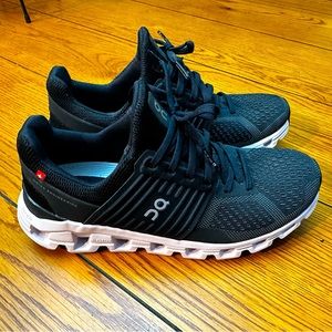 On cloud cloud swift women’s size 7 running shoes